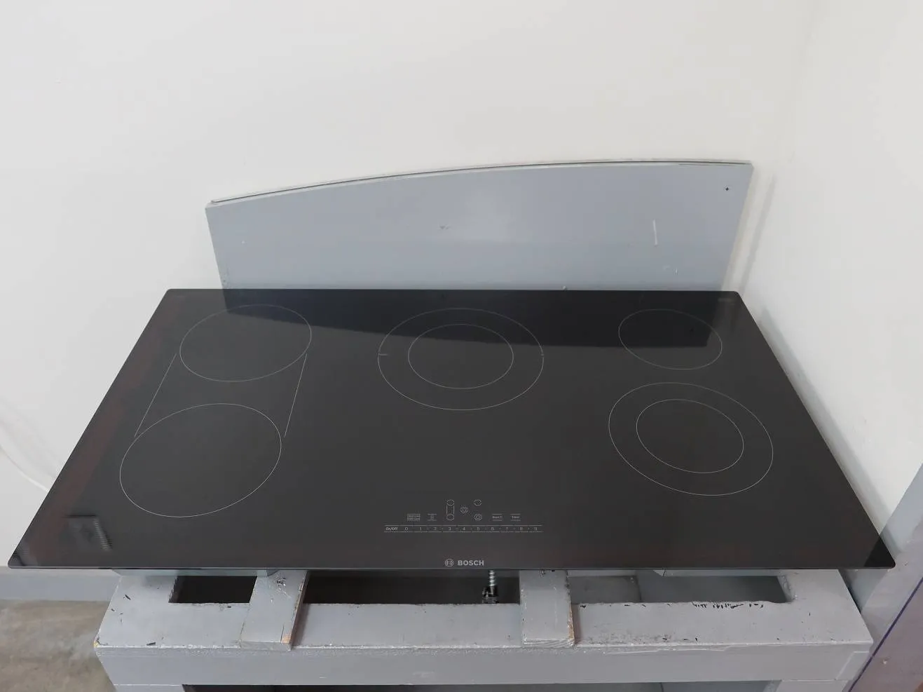 Bosch 800 Series 36" 5 Smoothtop Burner Elements Electric Cooktop NET8668UC